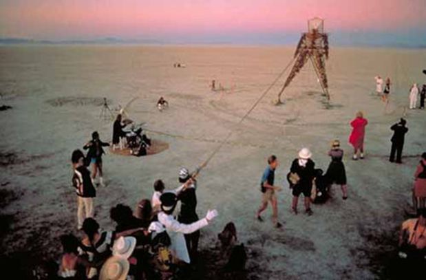 Le Man est redressé collectivement en 1990 grâce à une corde.