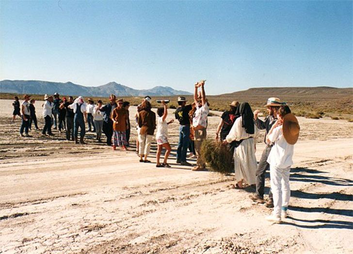 Participants franchissant la ligne du Zone Trip #4/Burning Man en 1990.