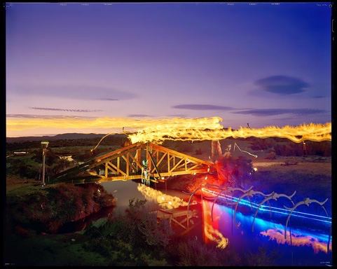 Le Pont de Trego Springs nommé « Trego bridge with Tom’s ditch serpent, John’s neon, Pepe’s fire ». Desert Siteworks, 1993. Photo : William Binzen, 1993. Source
