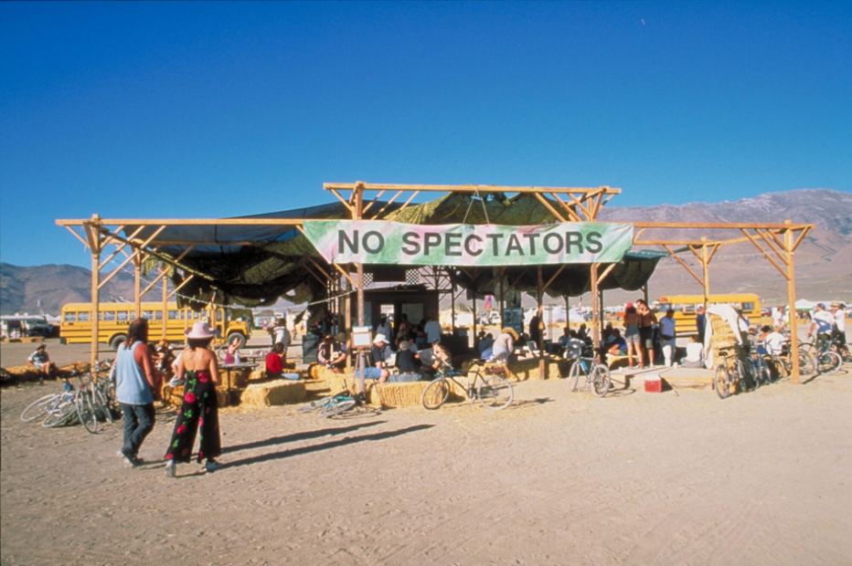 Le Center Camp de Burning Man en 1997 avec l’affiche « No Spectators ».