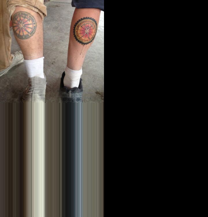 À gauche : tatouages du logo DPW (jambe gauche : Coyote, jambe droite : Starchild). À droite : autocollant du logo DPW. Photo et année : inconnus.