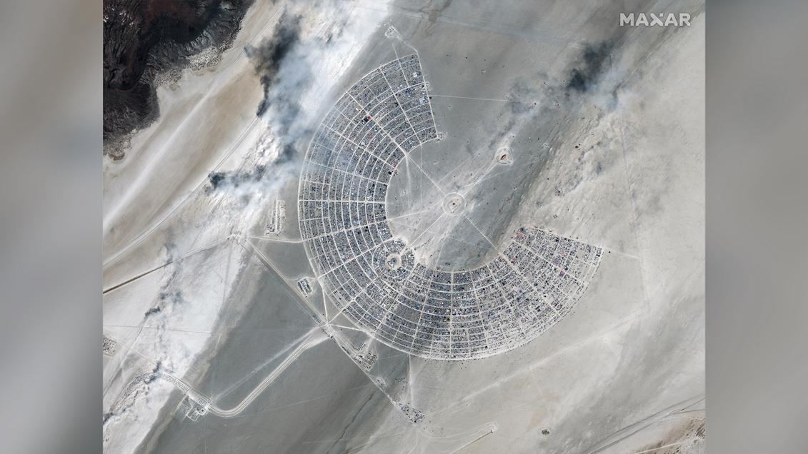 La clôture (fence) de 16 km environ, en forme de pentagone, entourant la ville, vue d'un satellite.