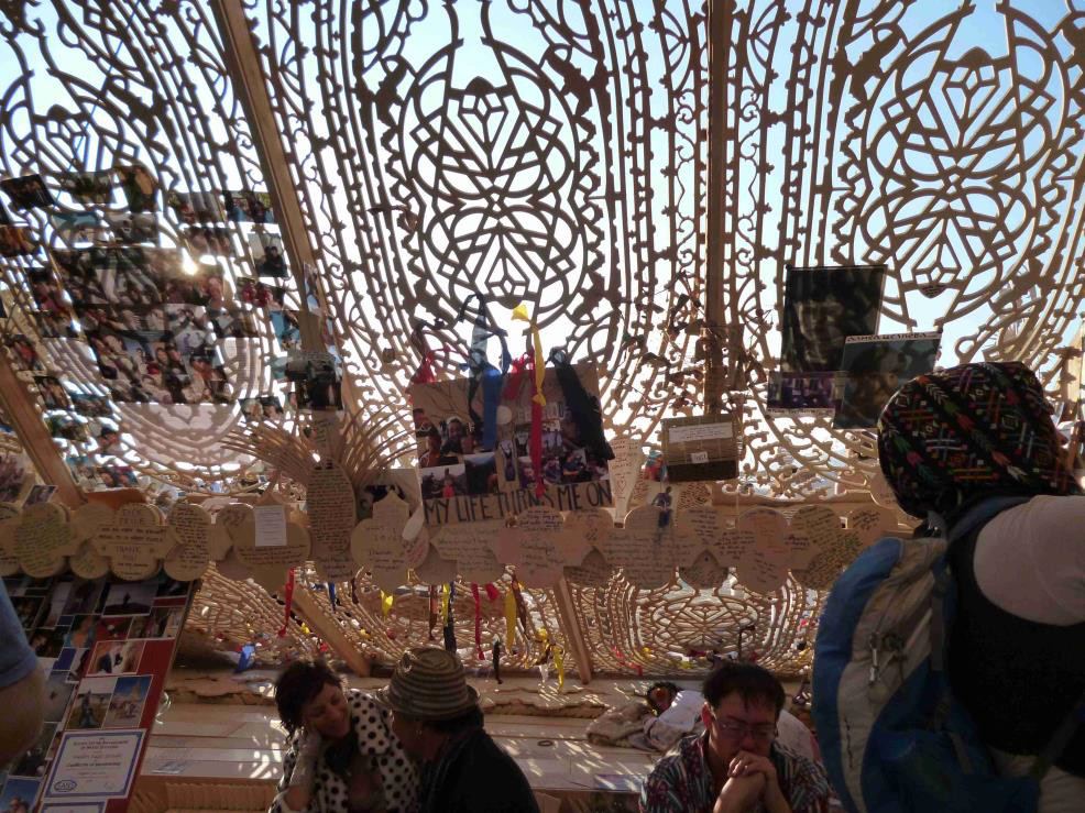 La lumière traverse les parois du Temple of Grace de David Best, Burning Man 2014.