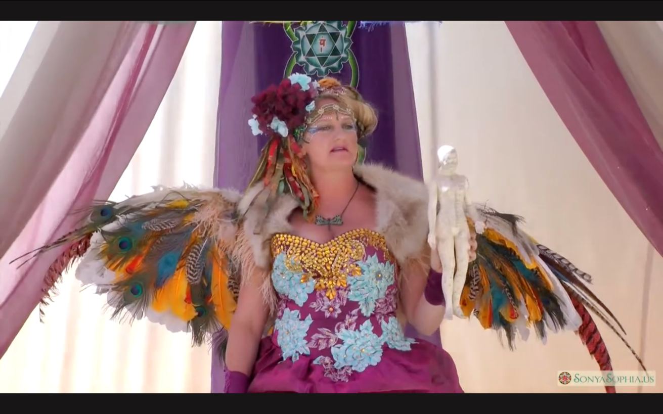 Sonya Sophia montre les méridiens énergétiques sur la représentation du corps humain. [Capture d’écran à 4:00 de la vidéo YouTube Burning Man 2015: EFT Tapping